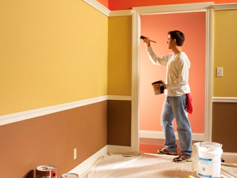 Для выполнения качественной работы по заштукатуриванию и покраске стен необходима помощь мастера